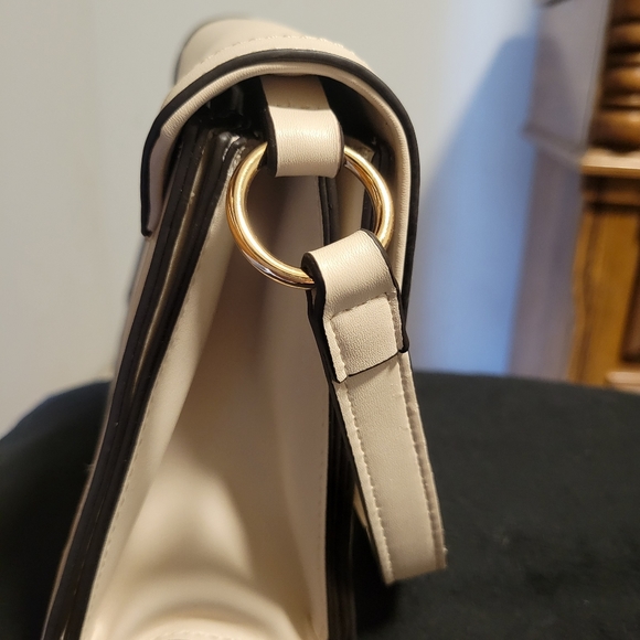 Guess purse - Picture 2 of 5